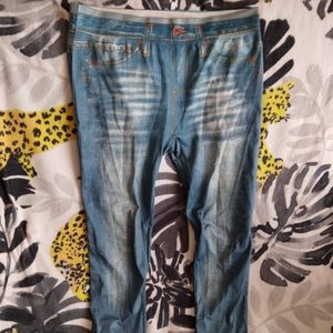 Thin jegging with hole